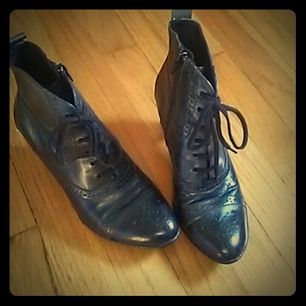 Sophisticated Born wingtip boots!